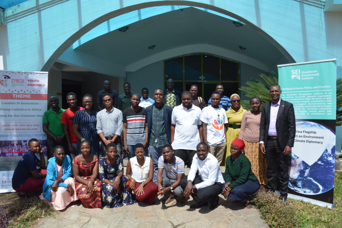 SimbertTushabe's tweet photo. Vijana watanzania na vijana wakenya baada ya kutoa mapendekezo yetu kwa mkutano wa AMECEA kuhusu utunzanji wa mazingira yetu. @TajpiT 
@TeresiaGitau3 @Lawrencenzuve @CYNESA #care for creation#laudatosi'#human development. https://t.co/3IDadYvvUu
