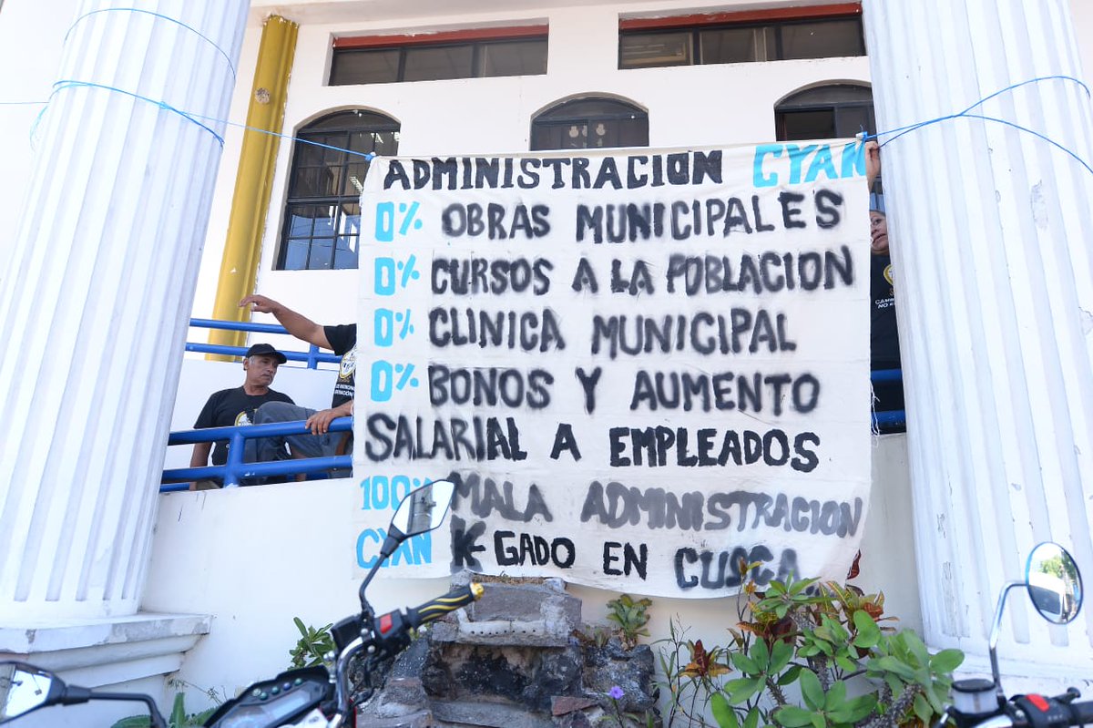 elsalvadorcom's tweet photo. #ElSalvador | Empleados de la alcaldía de Cuscatancingo protestan fuera de la misma y manifiestan mala administración de la comunica. Fotos EDH/ J. Reyes https://t.co/Ynr86RqmYl