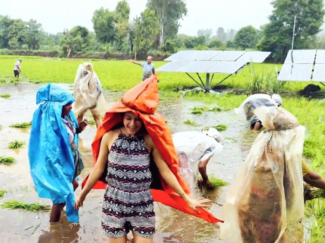 Pallavi26627279's tweet photo. Pic of the day, farmer Sana. Little bean, cutie, baby so many pyaara names for this Sana. How she enjoys everything that she does, gels with everyone that it's impossible for anyone with good heart who has met her to not love her. 

#ShehnaazGill ��❤❤
#TrekkingWithShehnaaz https://t.co/iBxElP1gq5