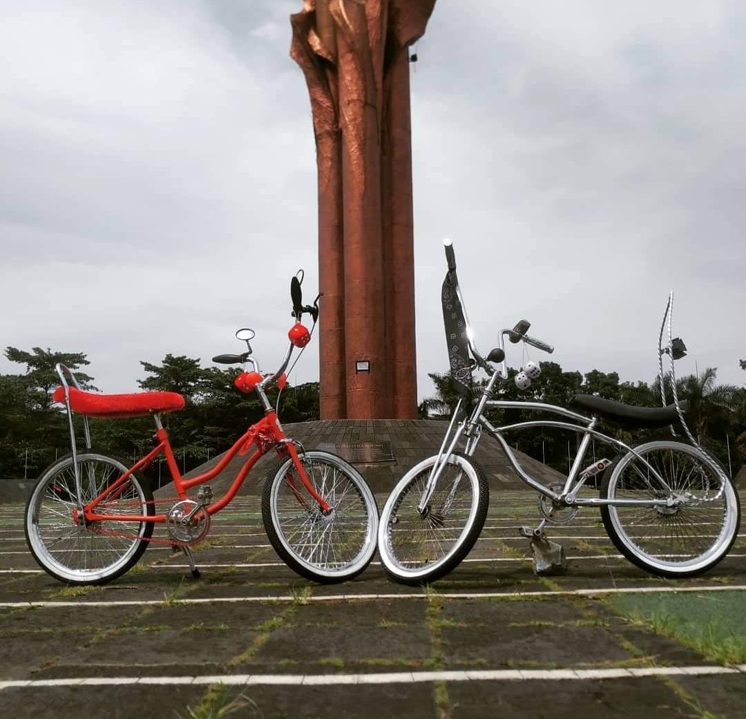 CowboyyFromHell's tweet photo. DIJUAL.!!!
Buat frame semua ORI phoniex,buat stang yg full crome costem yg merah ORI,buat felk semua rapat 48,ukuran velg 20,keseluruhan lowlider Cruiser mang,pangaos 3.5 jt sadayana, (Harganya 3.5jt semuanya).
.
#bikecustom
#bikepunk
#sepedah
#bersepedah https://t.co/vhbYJ3wP4D
