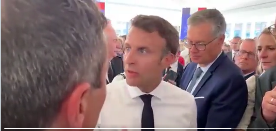 dreslincourt's tweet photo. Macron sur l'affaire Uber: «Ça m’en touche une sans faire bouger l’autre».
Après le " Qu'ils viennent me chercher" de l'affaire Benalla. 
Vulgaire et nul. Macron, quoi! https://t.co/p0K2ByL3Kz