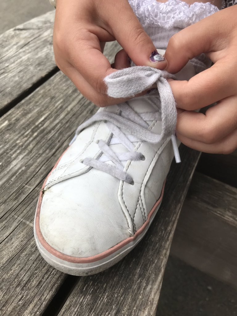 TH_AfterSchoolC's tweet photo. We are learning to tie our shoes laces  in magpies👟 #thcrew #skillsforlife https://t.co/nDuQLup6dh