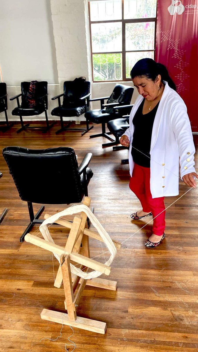 CIDAPAMERICA's tweet photo. #ProgramasFormativos 
🧶Nos encontramos realizando el taller TEÑIDO DE HILO CON INSUMOS NATURALES, junto a las artesanas de #Gualaceo.
🪡Una iniciativa que se se desarrollará hasta el 15 de julio y que busca perfeccionar las técnicas de la creación de piezas textiles artesanales. https://t.co/T15dP9spCF