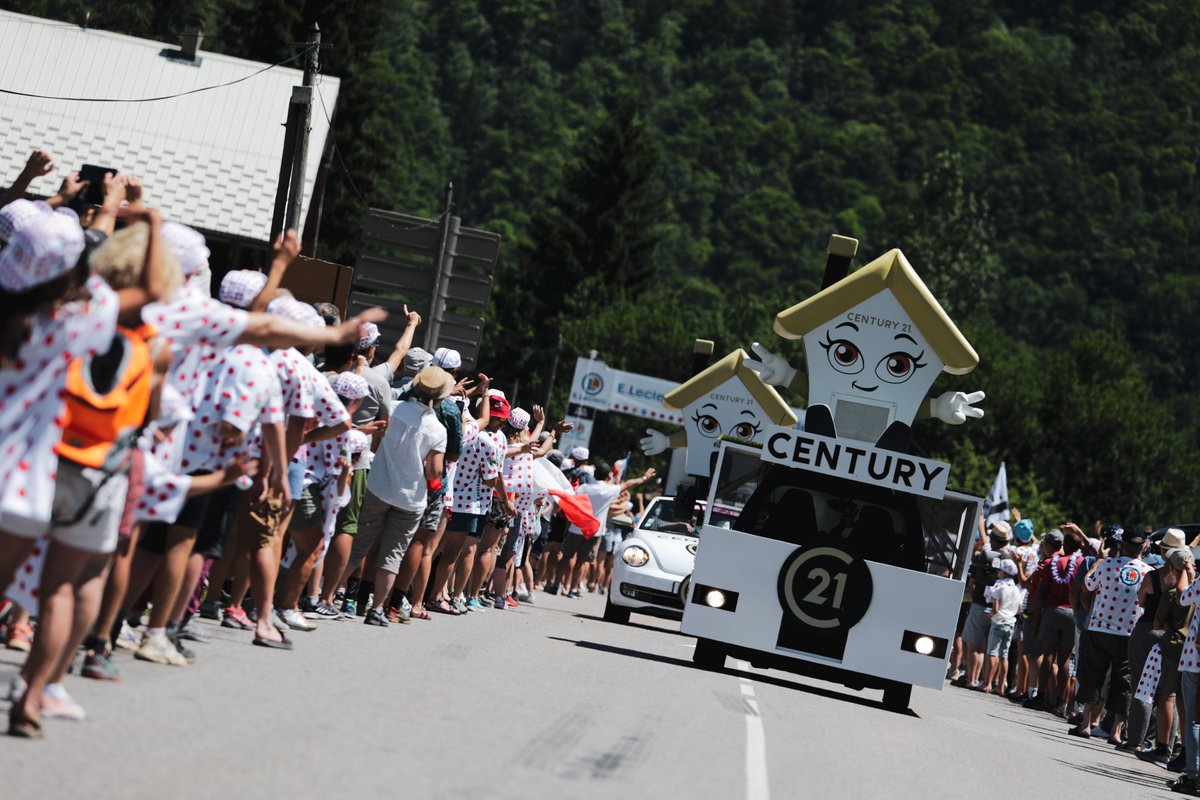 century21fr's tweet photo. Parlons de vous, parlons bienS sur l'étape 10 Morzine Les Portes du Soleil -> Megève ⛰️ #TDF2022 
C'est toujours un plaisir de vous retrouver sur les routes ! 

#TDF2022 #tourdefrance #HauteSavoie #century21 #Century21Fr #C21fr #ParlonsDeVousParlonsBienS https://t.co/fEtyZdhVCI