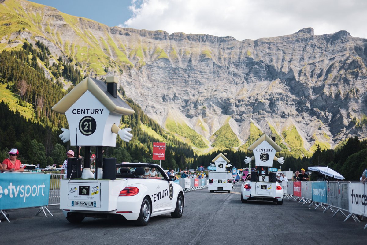 century21fr's tweet photo. Parlons de vous, parlons bienS sur l'étape 10 Morzine Les Portes du Soleil -> Megève ⛰️ #TDF2022 
C'est toujours un plaisir de vous retrouver sur les routes ! 

#TDF2022 #tourdefrance #HauteSavoie #century21 #Century21Fr #C21fr #ParlonsDeVousParlonsBienS https://t.co/fEtyZdhVCI
