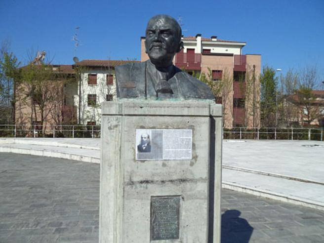 CrazyItalianPol's tweet photo. The bust of Lenin in Cavriago, Italy, located in the eponymous Lenin Square and donated by the USSR in 1970. It is the only statue of Lenin currently existing in Western Europe. https://t.co/tAMKvx7Uym