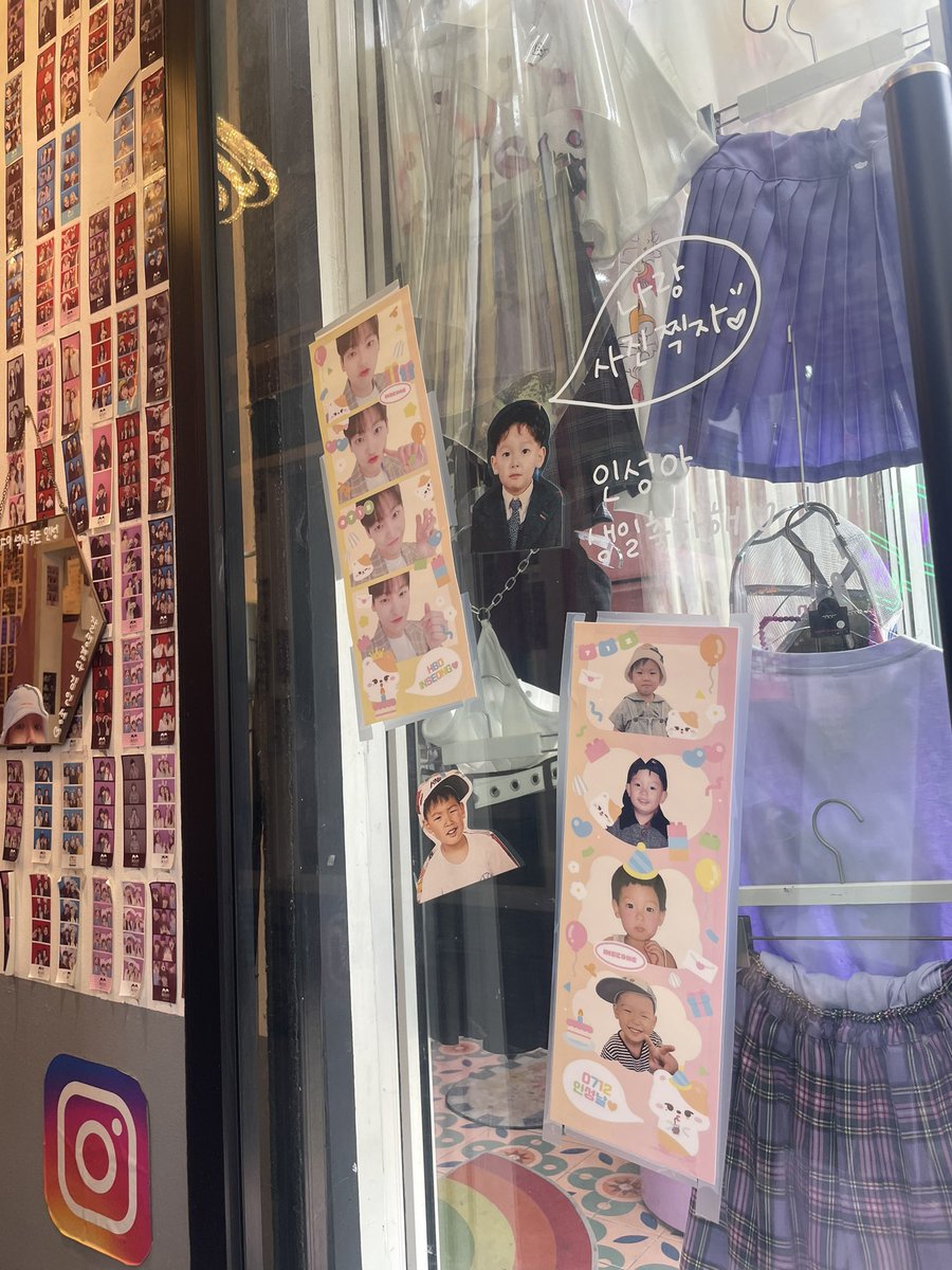 suhmmer_months's tweet photo. 거울마다 너무 귀엽고 재치있게 꾸며두셔서 언능 가서 판넬이랑 사진 들고 찰칵찰칵📸
개인 취향은 두번째 사진에서 거울에 얼굴 빼꼼하고 있는 인성… 너무 귀여워!!! https://t.co/nvRPVQAeFz