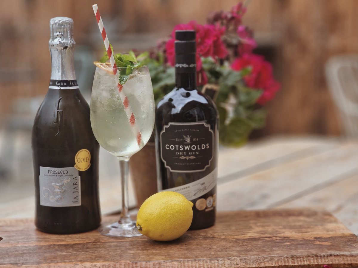 Need something refreshing for this heat? We have just the drink for you! 

Come and try our Elderflower Gin Fizz 😍 

Our homemade Elderflower Cordial, Cotswold Gin, lemon and La Jara Prosseco 🥂🍹