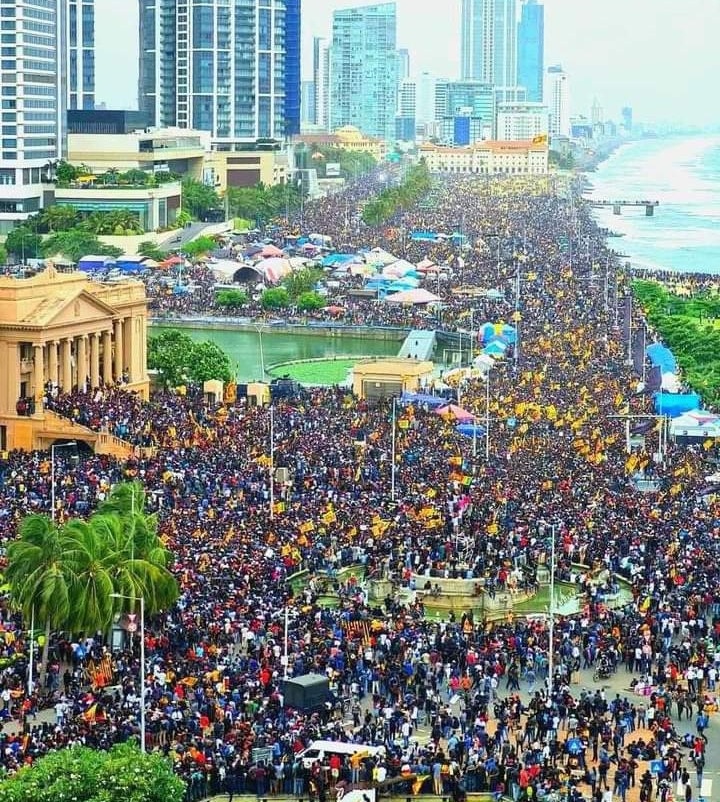 ASJayamal's tweet photo. SRI LANKA (2022) vs USA (2021) protest

#SriLankaProtests #Usaprotests https://t.co/MqKr63mX3D