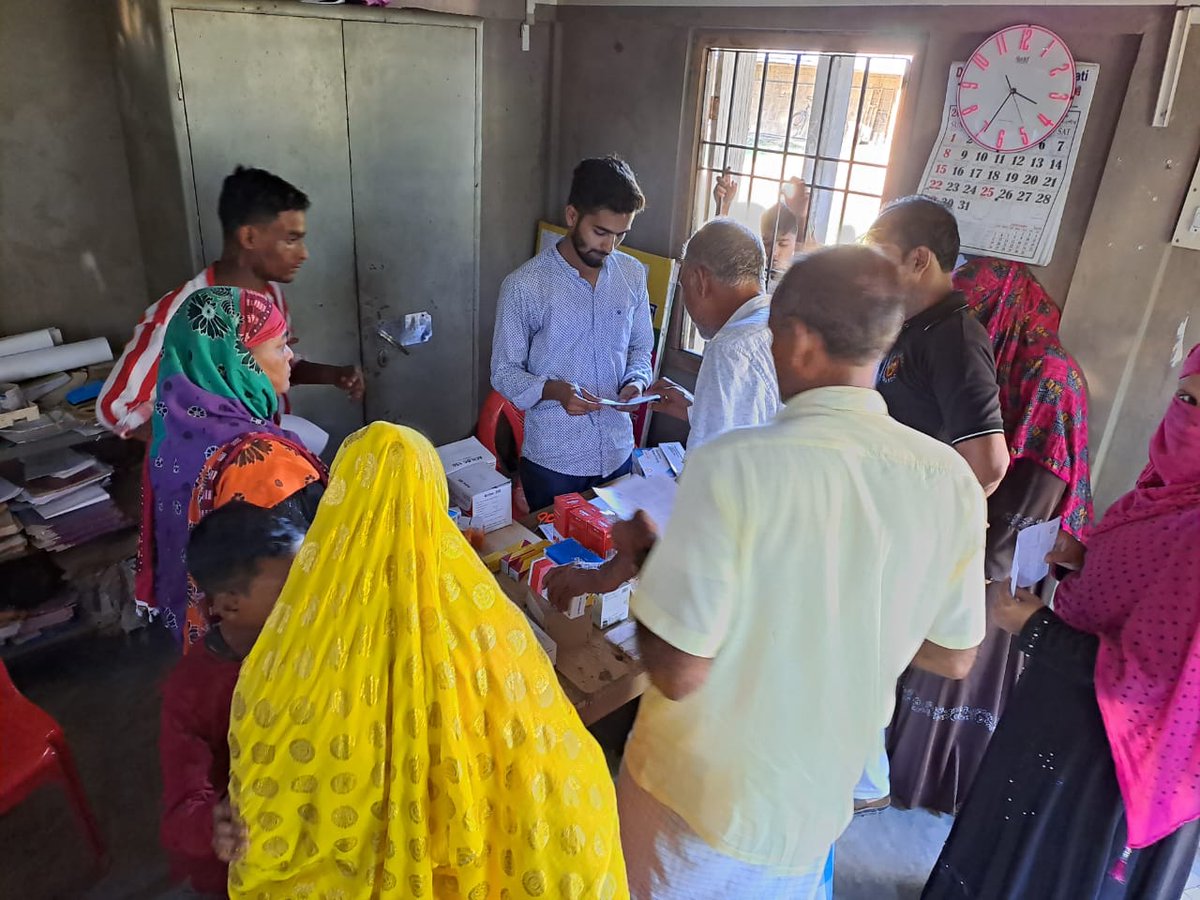 ResearchUdaan's tweet photo. AMU Alumni Association  Barak Valley in Association with @ResearchUdaan organised free Health camp for thr flood affected people of Puamara Karimganj. 
@nhm_assam 
@keshab_mahanta 
@nhmkarimganj
@CMOfficeAssam 
@OfficeofHBS 
@nhmkarimganj 
@karimganjpolice https://t.co/3Rh1Z994uV
