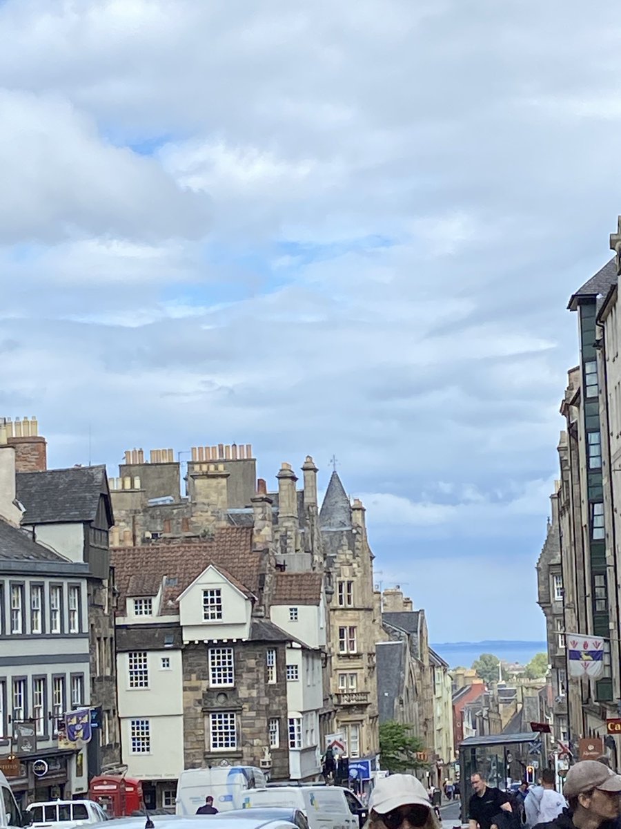 OVienna2019's tweet photo. Beautiful Edinburg. The Royal Mile from the castle to the palace. https://t.co/4FYtB1iZbk