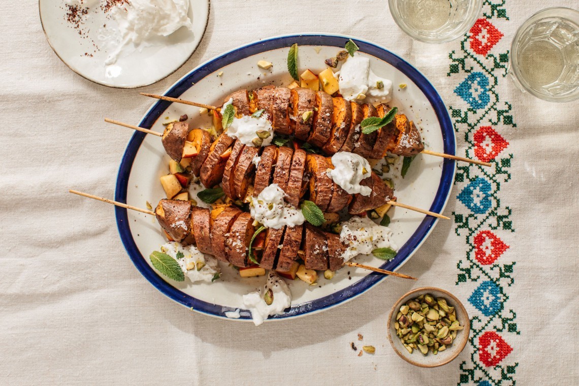 Theses delicious spiral sweet potatoes with sumac, peaches, burrata, mint, and pistachios are the perfect summer dish 🌞. 

To find the full recipe, visit our website: seasonalspuds.com/recipes/spiral…

#SweetPotatoes #SummerDish #DinnerInspo