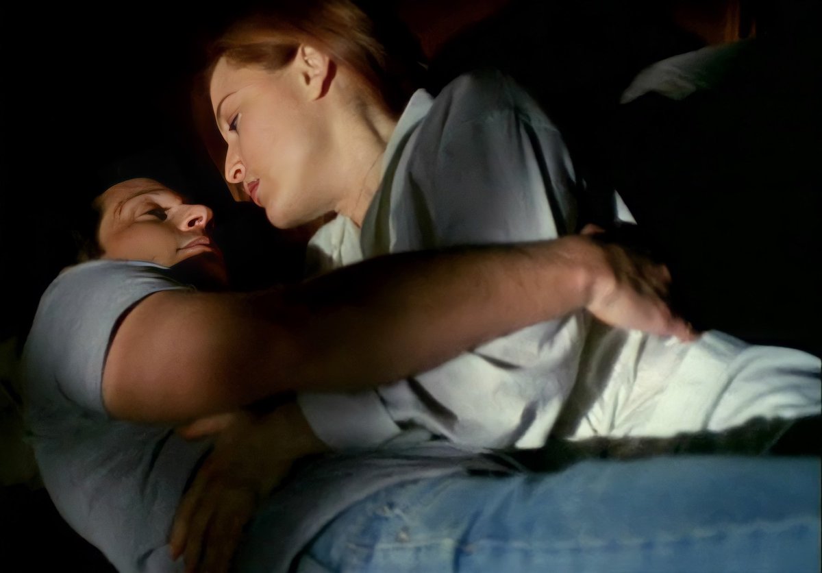 hearteyes4david's tweet photo. It’s #TouchstoneTuesday so let’s do a #TouchingTuesday! #Mulder #Scully #DavidDuchovny #GillianAnderson https://t.co/TZez3UgTe2
