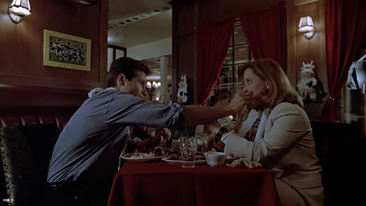 hearteyes4david's tweet photo. It’s #TouchstoneTuesday so let’s do a #TouchingTuesday! #Mulder #Scully #DavidDuchovny #GillianAnderson https://t.co/TZez3UgTe2