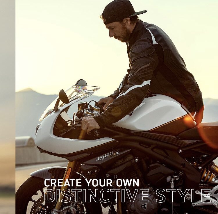TriumphBMC's tweet photo. Tanto si eres un corredor de pista como un motociclista de carretera, crea tu propio estilo distintivo con nuestra gama de accesorios originales Triumph. https://t.co/pwDRnk13Gy