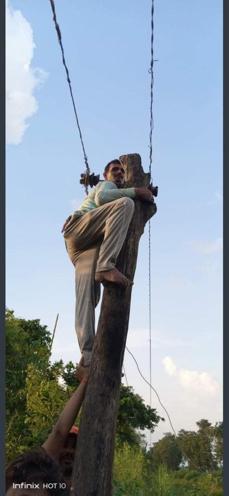 NpkNiru's tweet photo. कुशीनगर के कोटवा सबस्टेशन के ग्रामीण उपभोक्ताओं (बलकुडिया फिडर) को सुखे पेड़ को पोल के रूप में प्रयोग करके जुगाड से 11k की सप्लाई दी जा रही है। 
@UPPCLLKO @UPGovt @DistrictMagist1 @MVVNLmd https://t.co/R8HzqBEEPq