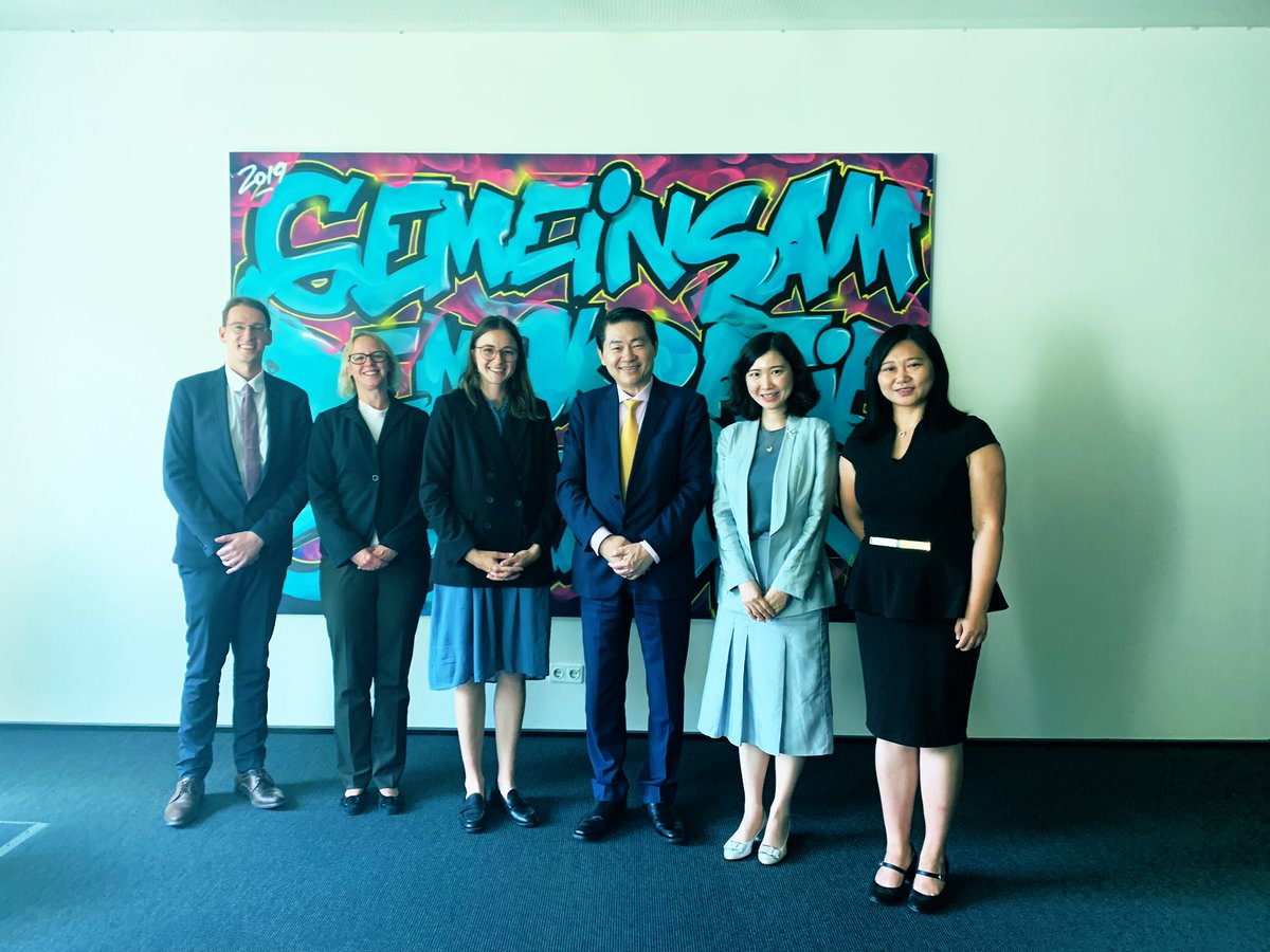 IsabelWeininger's tweet photo. Today @KASonline Asia department welcomed guests from #China for the first time again in 2,5 years. 🇨🇳🇪🇺🇩🇪
Thank you for the dialogue and exchange with @HuiyaoWang & colleagues from @CCG_org in Berlin and looking forward to continue!
#KASAsia @CasperFhm @MerkleDj https://t.co/HZ4fubfB17