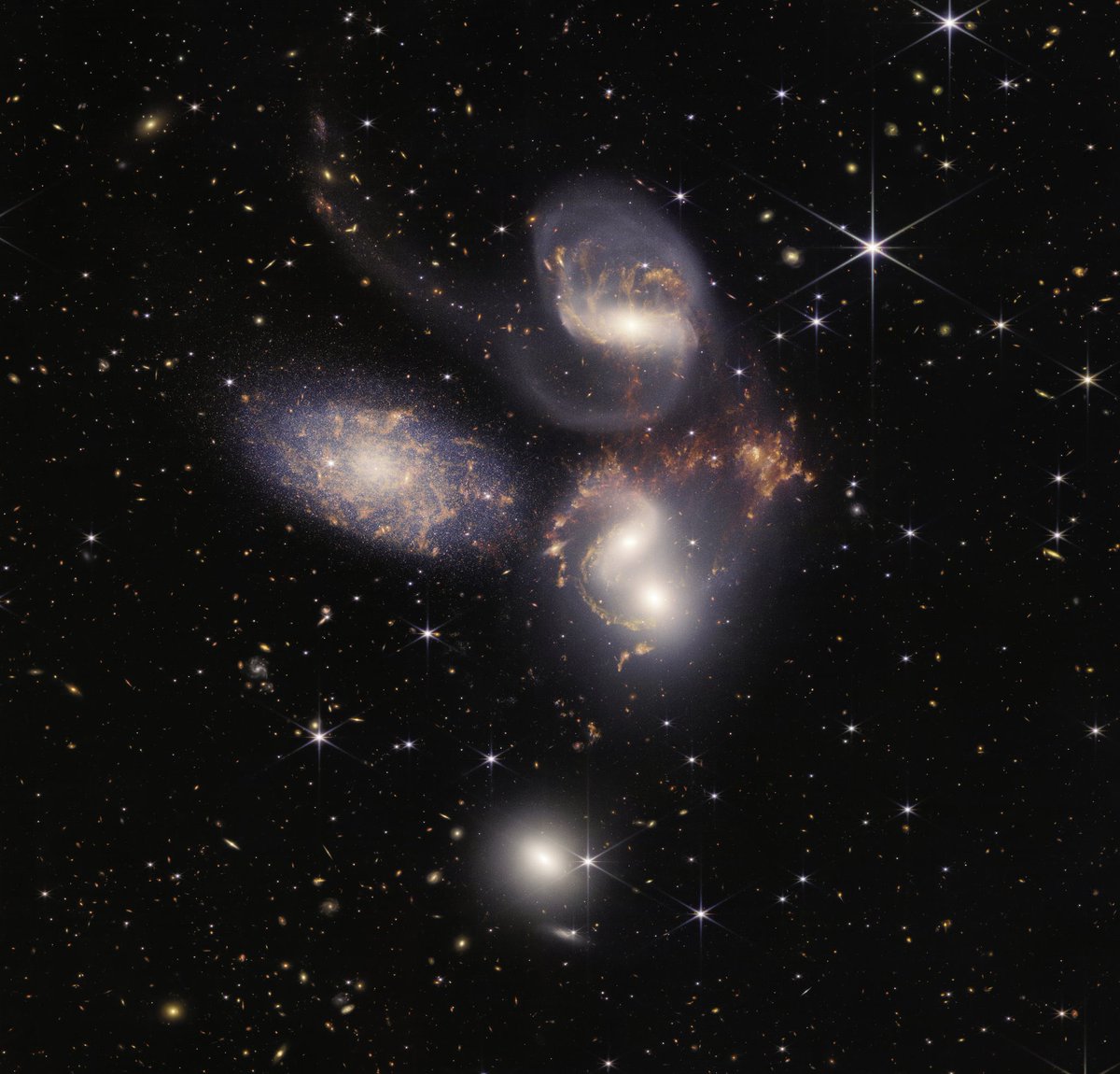 estendenciavzl's tweet photo. "James Webb" es tendencia por el nuevo set de fotos publicado por la NASA, tomadas con el telescopio de dicho nombre https://t.co/wko7e1MTMT