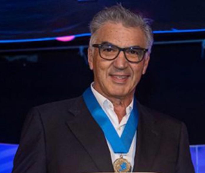 odebate's tweet image. ACIM entrega Medalha Lacerda Agostinho ao produtor rural Gonçalo Meirelles odebateon.com.br/acim-entrega-m… via @odebate 
#ACIM #Macaé