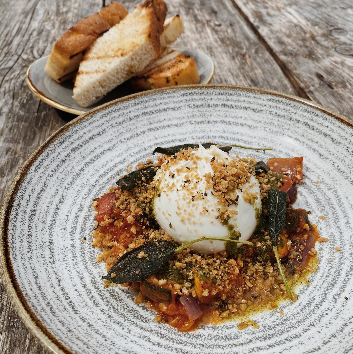 Tuesday nights are for sharing 🤝

Oven baked ratatouille, burrata, pumpkin seed pesto, pangritata &amp; homemade focaccia 🍎