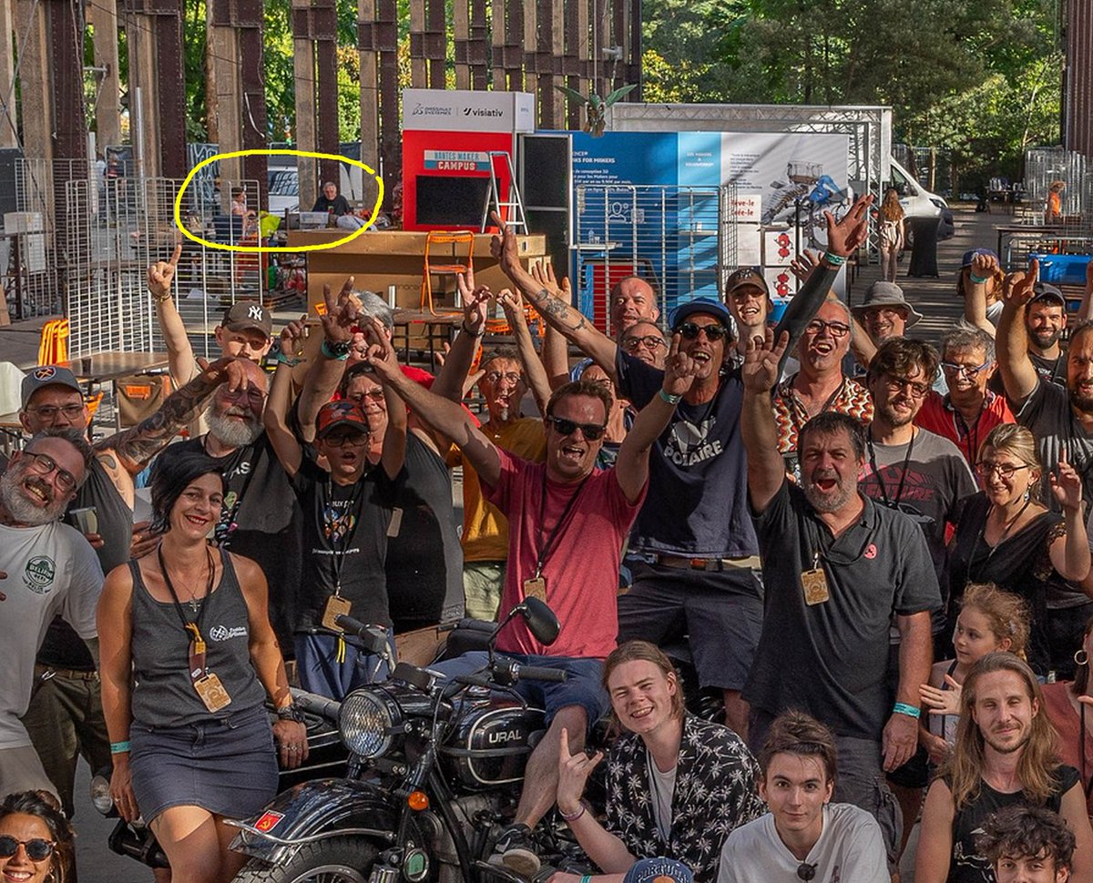 framboise314's tweet photo. @Makemefamily En fait... avec Sarah @slmediation on était dans le groupe, sur la première photo. Celle-ci a été refaite après et on est dessus aussi mais 🤣en train de ranger le stand, là bas, tout au fond ! On fera mieux l'an prochain 👍
@Makemefamily #NMC22 https://t.co/ciGINkdsHy