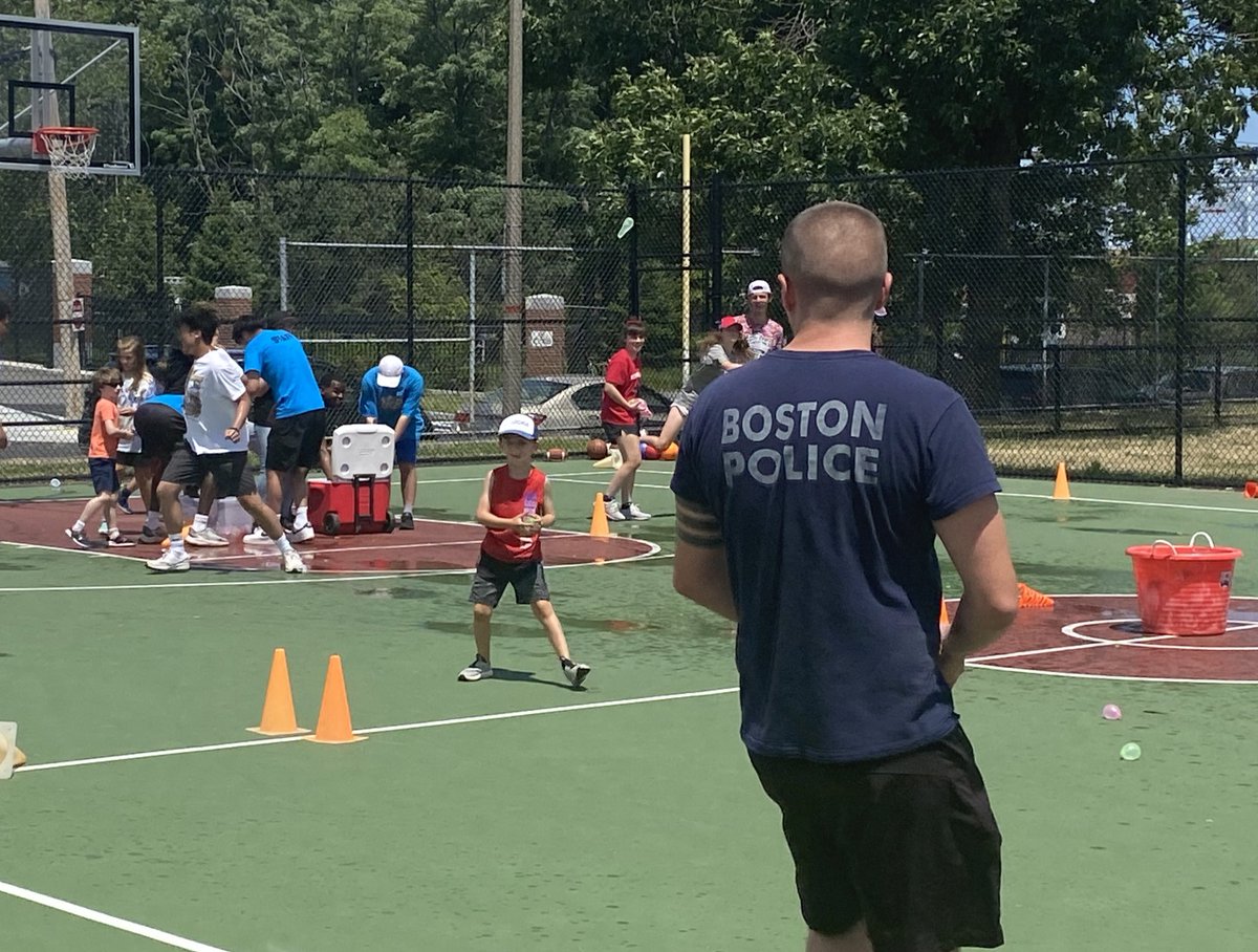 BCEengagement's tweet photo. #BPDFieldDays with #C6 & #BCE @bostonpolice thanks to our #policepartnerships w/@BostonParksDept @boston_pal @BostonPatrolmen for making the #dogdaysofsummer even better! #ourfuture #commUNITYpolicing When we work as a team everyone wins! #behindthebadge #copsthatcare ๐ https://t.co/TcFkGWyMGW