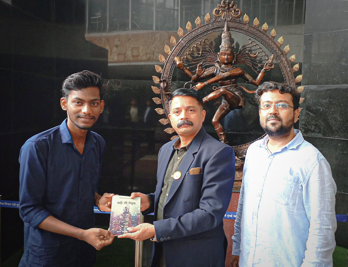 itsmesagar982's tweet photo. आज विष्णूदास भावे नाट्यगृह मध्ये माजी रायगड जिल्हा अध्यक्ष, महाराष्ट्र प्रदेश कार्य करणी मा.श्री. प्रशांत कदम साहेब यांच्या उपस्थितीत त्यांना माझ्या काव्यसंग्रहाची एक प्रत भेट म्हणून दिली. 
#काहीतरीलिहुया #काव्यसंग्रह #म https://t.co/eHhLSNoj93
