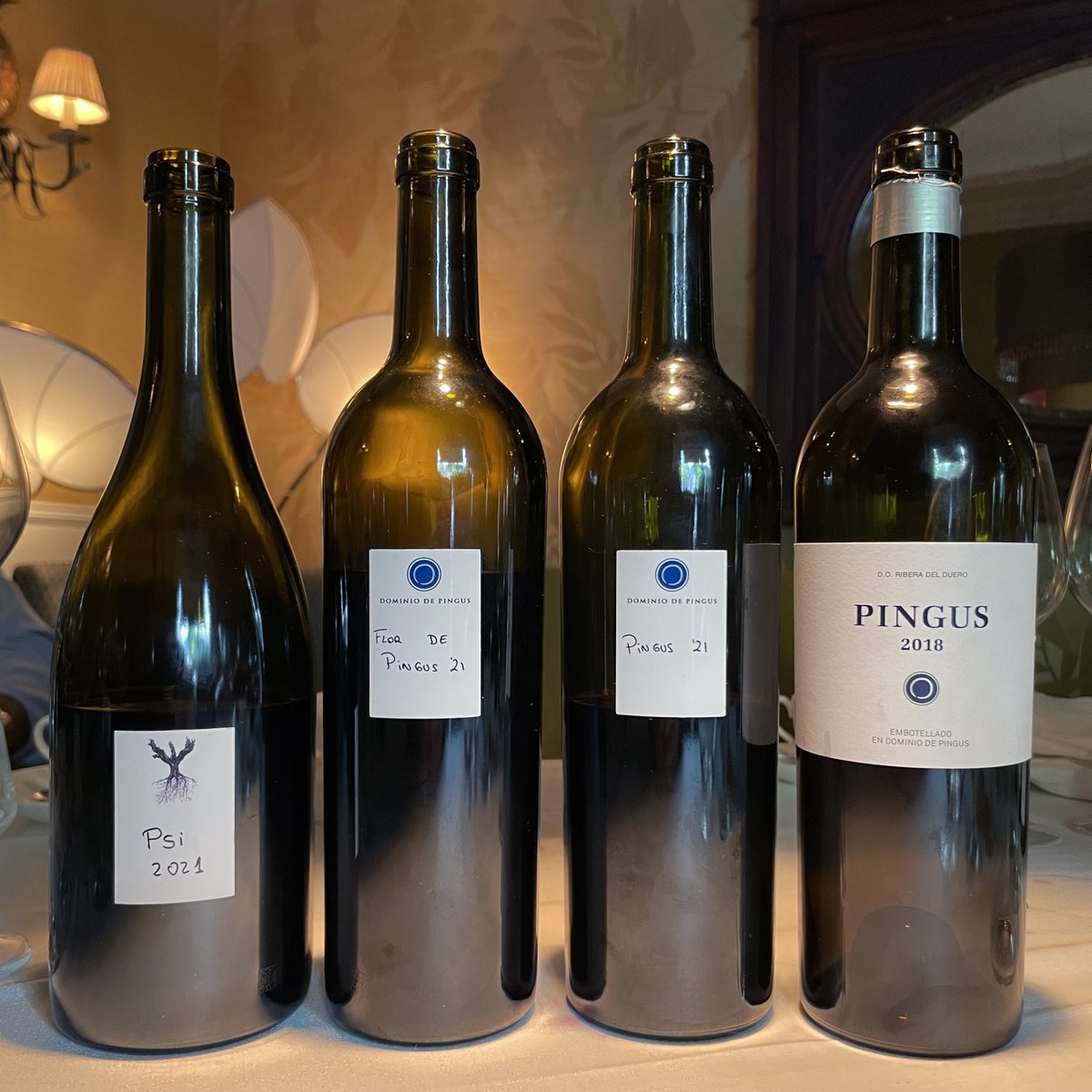 vilaviniteca's tweet photo. Pingus es un icono mundial, Flor de Pingus es un éxito abrumador y con PSI, Peter Sisseck ha contribuido a que no desapareciera un patrimonio excepcional de viñas viejas. Sus 2021 continúan creciendo y ganando en finura y definición. Disponibles en #avan21 https://t.co/e8GTeBQrxK https://t.co/uSme2awav1
