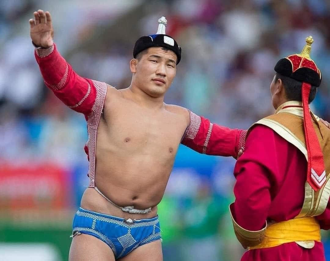 Энэ Орхонбаяр гээд хүүд мөн чиг сайхан урт зам байна даа. Дөнгөж 24-тэйдээ арслан цолонд хүрчихлээ. Одоо аманд гарахгүй, тунаанд үлдэхгүй. Хол явна даа энэ хүү