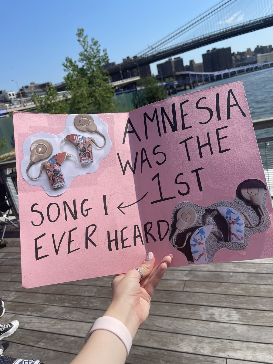 amnesiaellie's tweet photo. @5SOS 🤍 #TakeMyHandNYC https://t.co/Xhuua2vdd0