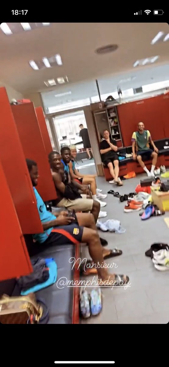…and here’s Ousmane Dembélé in Barcelona’s dressing room today. He has completed medical tests in the morning at Ciudad Deportiva, then he was with the team. 🔵🔴 #FCB

New deal, to be approved and signed - valid until June 2024.