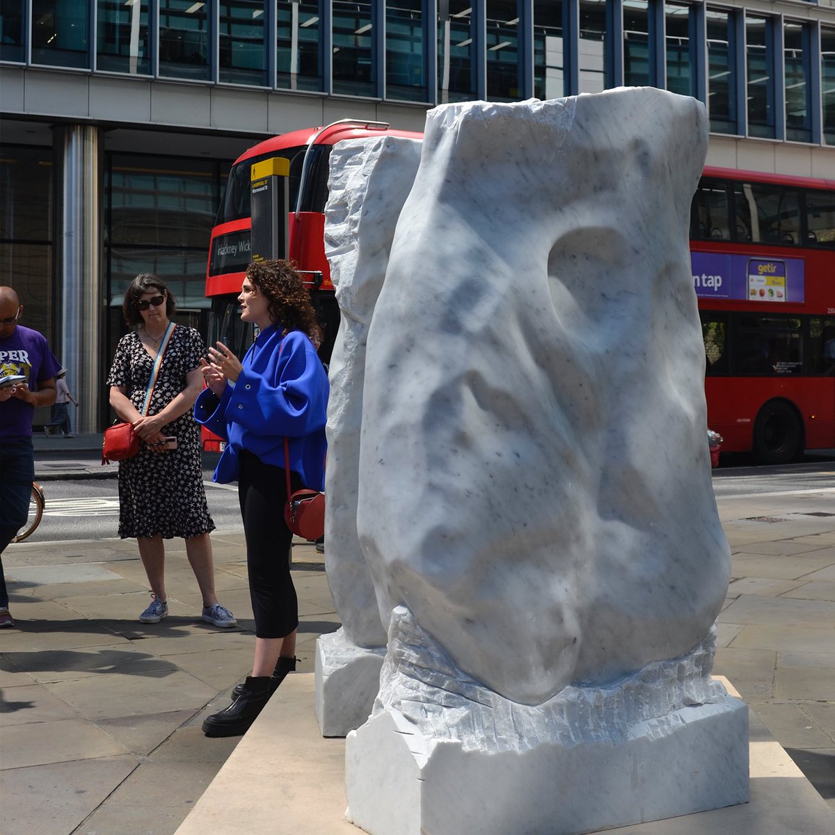 32Gallery's tweet image. 📸 Permanence
Emma Louise Moore @sculpturecity 

Emma Louise calls on our tendency to follow. Her monumental works reference the sun as a guide, acting as vessels for the light to lead.

Emma Louise is performing as part of @WhitechapelGallery’s arts festival #NocturnalCreatures.