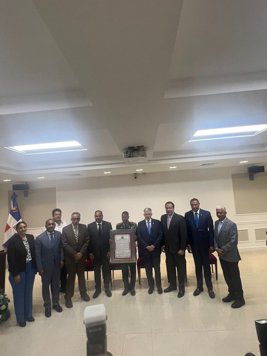 Gracias al presidente del <a href="/SenadoRD/">Senado de la República Dominicana</a> <a href="/EduardoEstrella/">Eduardo Estrella</a> a la comisión que participó de senadores en mi reconocimiento que me hiciera el hoy. <a href="/leninvaldezl/">Lenin Valdez</a> <a href="/pesqueiradiego/">Diego Pesqueira</a> <a href="/ARenLosDeportes/">Alberto Rodríguez Mella</a> <a href="/luisinmejia/">Luis Mejía Oviedo</a> <a href="/LuisMinoso/">Luis Ricardo Miñoso</a> <a href="/senadorzorrilla/">Senador Santiago Zorrilla</a> <a href="/peulloa/">Pablo Ulloa</a> <a href="/victorpichardo/">victor pichardo</a> por su apoyo. Y mi Familia..