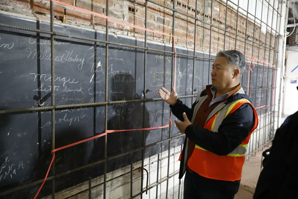SeaPubSchools's tweet image. Not too long ago, we shared photos of an amazing discovery at North Queen Anne School—a blackboard signed by students back in 1938. Well since then, we’ve learned who some those signatures belong to. Read this amazing story at: buff.ly/3yoKbt5 #SPSConnect