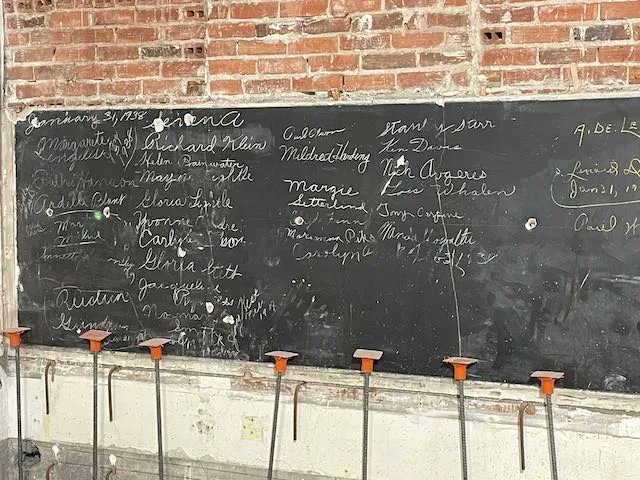 SeaPubSchools's tweet image. Not too long ago, we shared photos of an amazing discovery at North Queen Anne School—a blackboard signed by students back in 1938. Well since then, we’ve learned who some those signatures belong to. Read this amazing story at: buff.ly/3yoKbt5 #SPSConnect