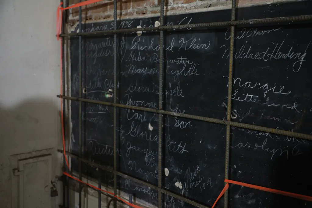 SeaPubSchools's tweet image. Not too long ago, we shared photos of an amazing discovery at North Queen Anne School—a blackboard signed by students back in 1938. Well since then, we’ve learned who some those signatures belong to. Read this amazing story at: buff.ly/3yoKbt5 #SPSConnect