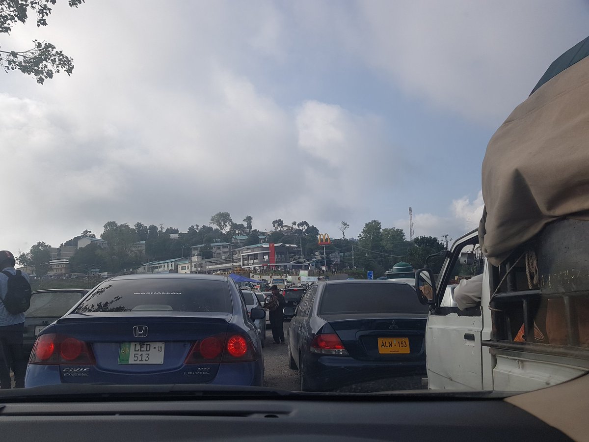ayleeshaan's tweet photo. Alot of people visiting Murree on 3rd day of Eid.
#MurreeExpressway #LowerTopa https://t.co/mRUNVI9d7E