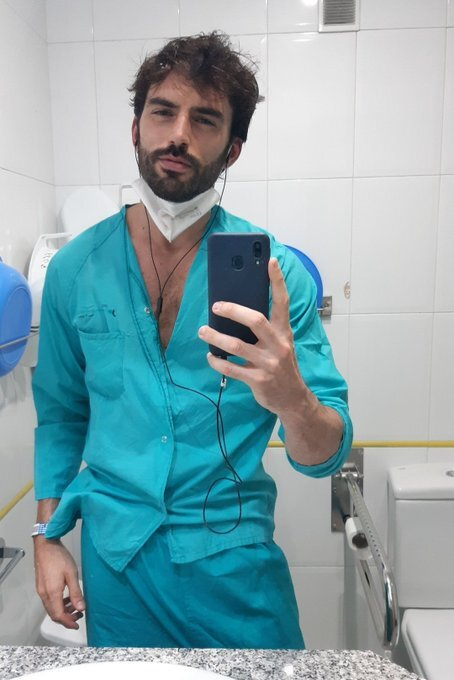 LaVanguardia's tweet photo. 🔴🔴#ÚltimaHora Muere a los 34 años Antonio Ibáñez, actor de 'Aída', de un cáncer

"He luchado con todas mis fuerzas pero no he conseguido ganar esta batalla. Tenía muchas ganas de vivir", escribió en Instagram
https://t.co/PaJgV5xNs8 https://t.co/ifCRvwbJzt
