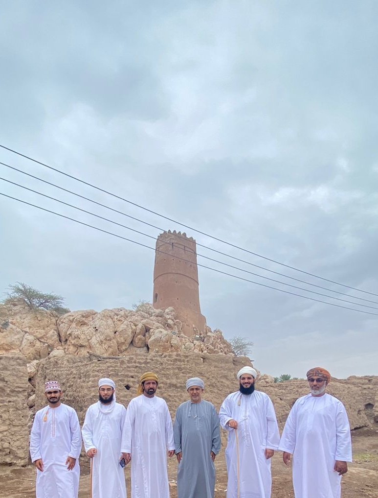 Sanad_Almahrizi's tweet photo. بلدة(لِزْق)بلدبني شبيب بسمدالشأن لا تباريها بلدةبآثارها وفي التاريخ الأثري #فترةلزق وتتميز آثارها بهندسة ودقّةمعمارية:
المدرّج لأعلى الجبل فترة ما قبل التاريخ
القبور الجاهلية وبدايةالاسلام
نقوش وأحافير وغيرها كثير
كل الشكرلسعادةالشيخ عامربن علي الشبيبي كان رأس الجولةوالضيافة. https://t.co/TLLFPYcrzK