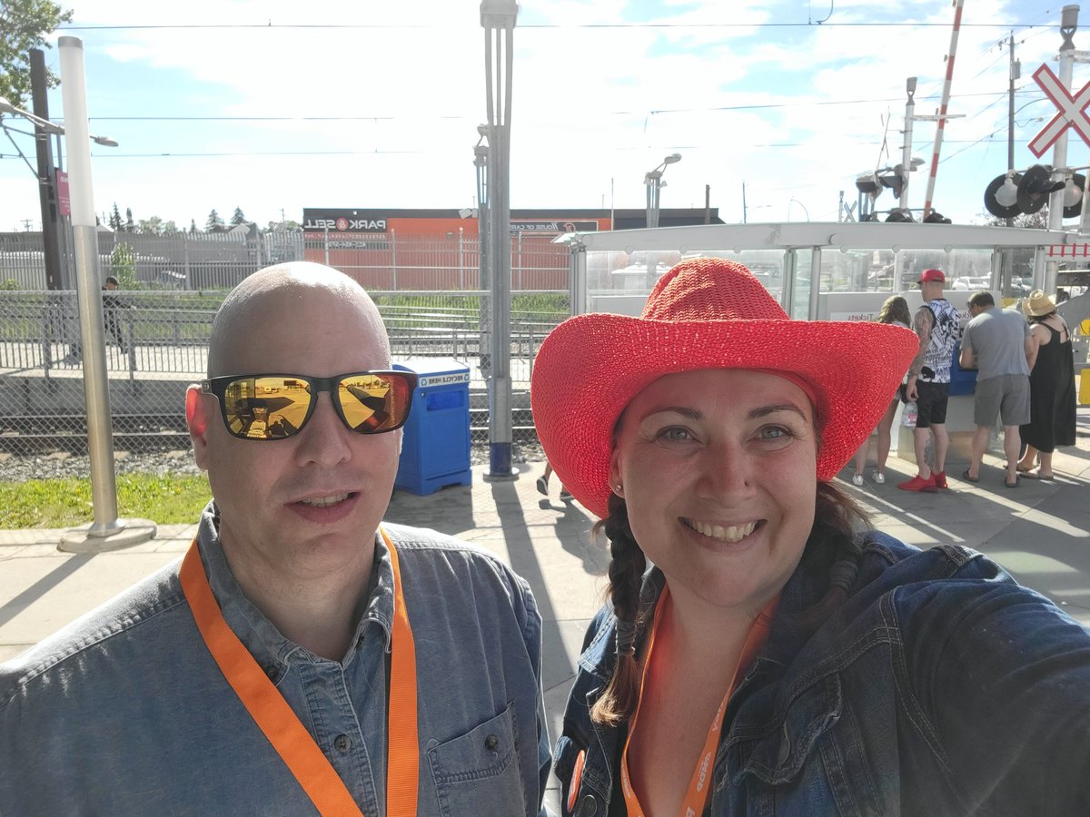 DianaBatten_'s tweet photo. Feeling the #Stampede2022 energy at the Chinook LRT in our #CalgaryAcadia riding this morning!
Thank you to everyone who took time out of their morning to chat & enjoy some coffee!
Happy Stampede!
It's going to be hot, pls take care!
@AcadiaNDP https://t.co/eIxtDUk6QE