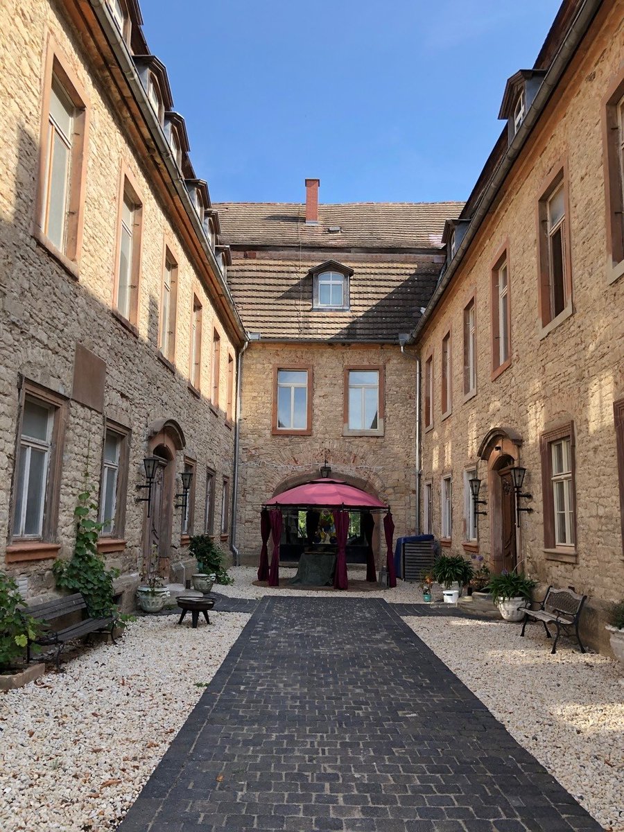 Kunststiftung's tweet photo. SCHLOSS #GLEINA lädt zum #KUNSTSOMMER 22! Gefördert u.a. von #KunststiftungSachsenAnhalt, kommen 22 Maler aus Deutschland+Schweiz zum Kunst-Workshop zusammen mit öffentlicher Abschlussausstellung &amp; Rahmenprogramm / Auftakt 24.7. / Kunst-Sommerfest 30.7. 
https://t.co/7lkLmvxS44 https://t.co/8mz4FbrZSa