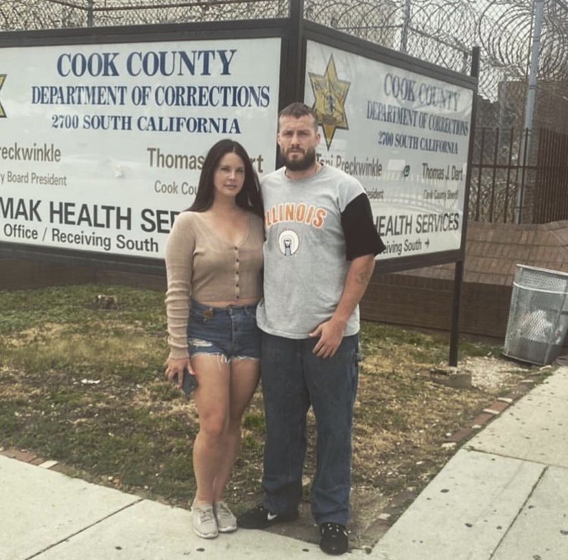 CinamonSluh's tweet photo. 🚨 LANA DEL REY HAS FINALLY BEEN RELEASED FROM PRISON 🚨 https://t.co/kxQAMgJnRG