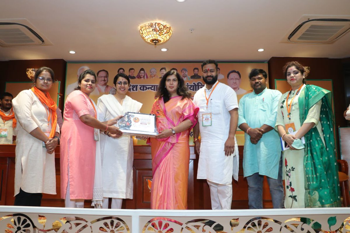 रायपुर,भाजपा कार्यालय में प्रदेश कन्या शक्ति कार्यशाला में कन्या शक्ति की बहनों के साथ।
<a href="/PurandeswariBJP/">Daggubati Purandeswari 🇮🇳</a> 
<a href="/blsanthosh/">B L Santhosh</a>