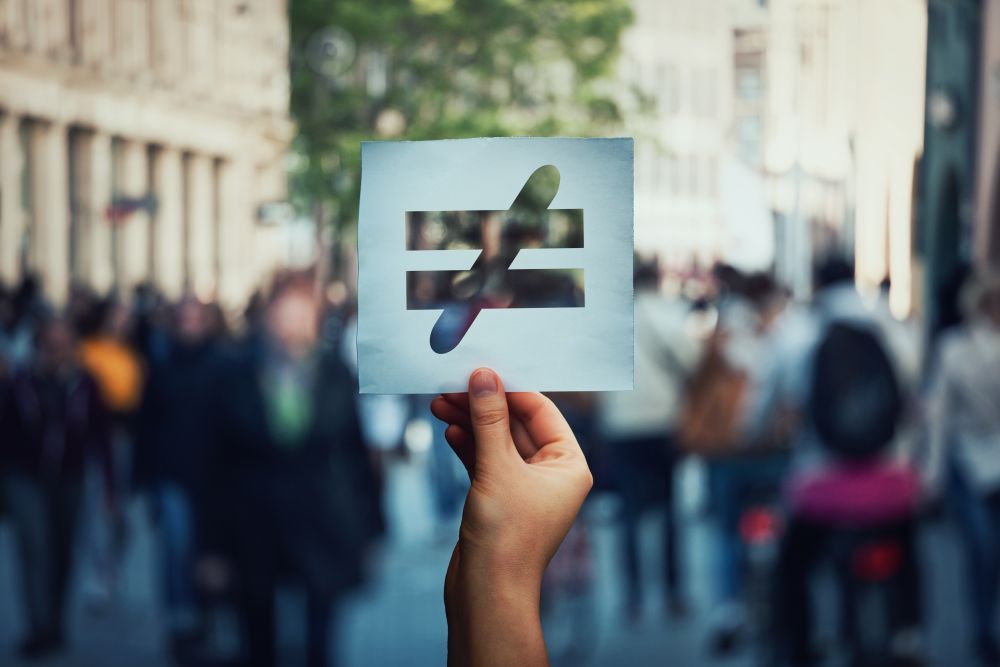 vng_magazine's tweet photo. De grootste crisis is de ervaren ongelijkheid, schrijft columnist @AndreKrouwel in zijn nieuwe column voor VNG Magazine. https://t.co/Bgw0DO76uS https://t.co/BM4n5efbxP