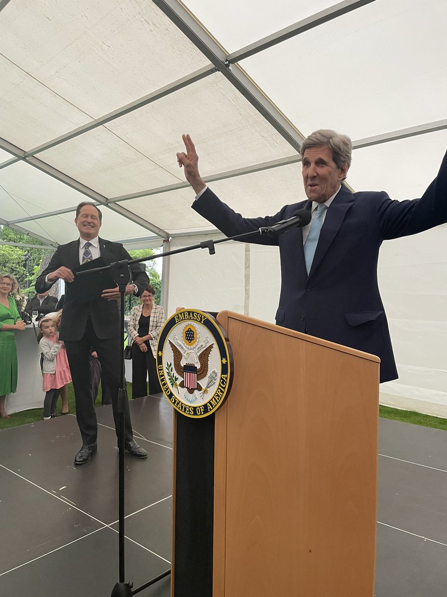 luk0w's tweet photo. An unusual surprise at the art reception at the @USAmbPoland residence - US special envoy for climate change @JohnKerry https://t.co/yLAytbwEQX
