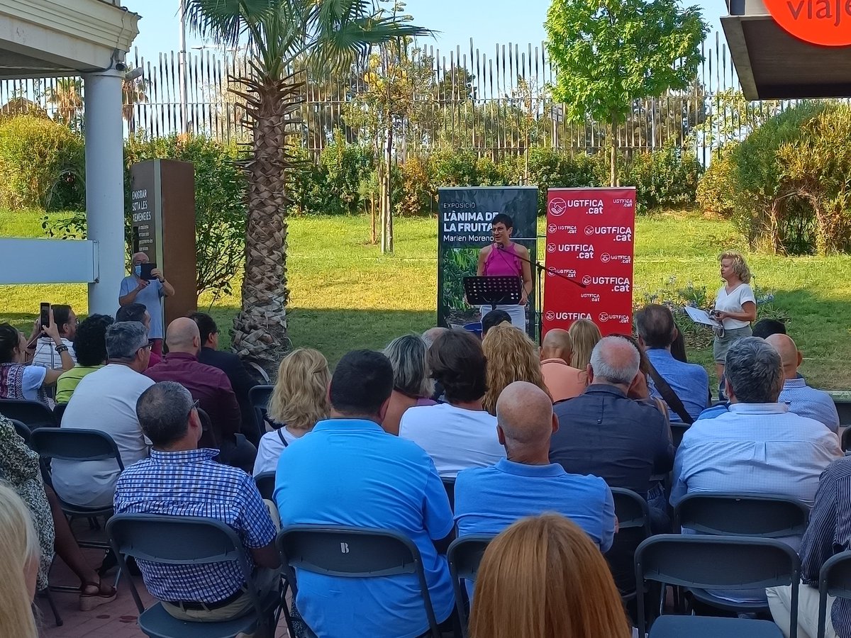 ugtficat's tweet photo. 📢 Inauguració de l'exposició "L'ànima de la fruita" de Marien Moreno al Museu de l'Immigracio de Catalunya
😡Amb l'onada de calor s'amplifica el treball precari dels treballadors/és de la fruita
✊Combatrem la misèria i el frau al camp 
💪Exigim compromís a tothom https://t.co/CjtsRXRwUg