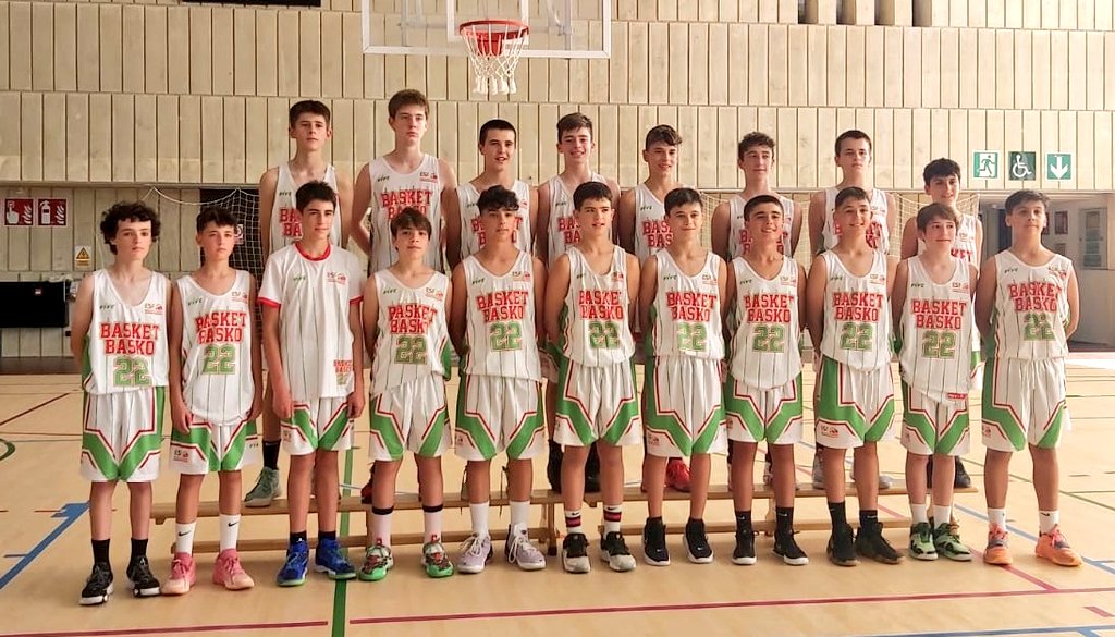 Basketbasko's tweet photo. Uztailaren 9tik 13ra, Euskadiko Saskibaloi Federazioko kanpusetako gizonezkoen haur taldea Zarautzen dabil, beraien entrenatzaileekin lan egiten.

Entrenatzailea:  Jairo Unzue
Entren. Laguntzaileak: Iosu Alberdi, Mikel García eta Asier López. https://t.co/Ly2O5lzxeN