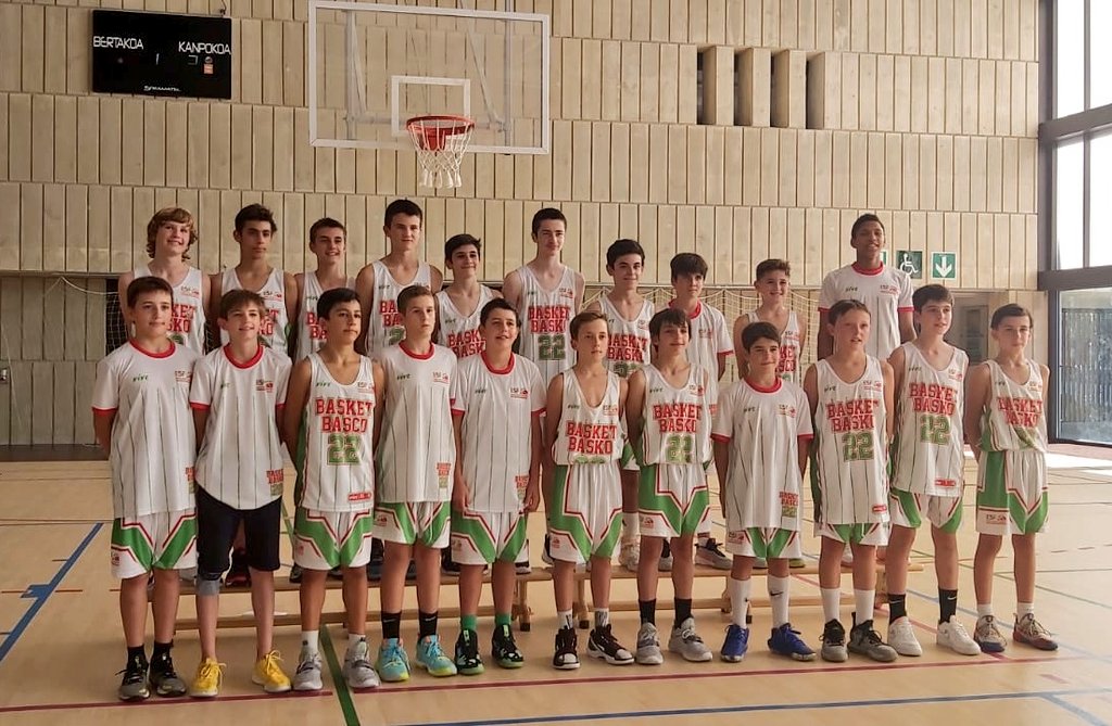 Basketbasko's tweet photo. Uztailaren 9tik 13ra, Euskadiko Saskibaloi Federazioko kanpusetako gizonezkoen haur taldea Zarautzen dabil, beraien entrenatzaileekin lan egiten.

Entrenatzailea:  Jairo Unzue
Entren. Laguntzaileak: Iosu Alberdi, Mikel García eta Asier López. https://t.co/Ly2O5lzxeN