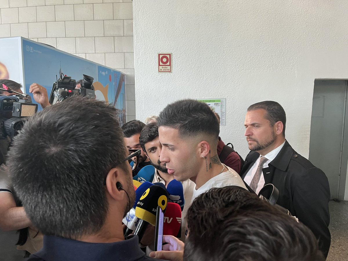 Enzo Fernández, sexto reforço do Benfica para a época que aí vem, já está em Lisboa - e “con muchas ganas”.