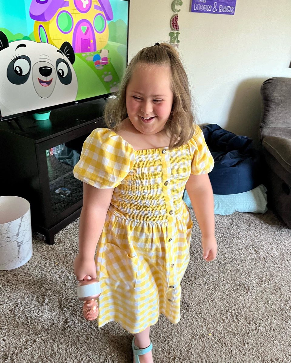 EmbraceDownSyn's tweet photo. A smile that’ll make your day 10x better! She wakes up and chooses love and happiness. Something to admire. 🥹💙💛��� #downsyndrome #embracethesyndrome #PrimeDayDreamDeals #theluckyfew https://t.co/c6Cut564IM